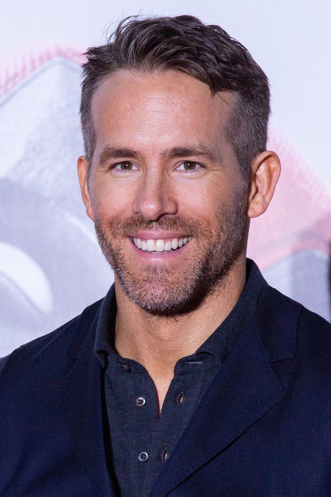 Ryan Reynolds smiling on the red carpet at the Deadpool 2 premiere in Japan